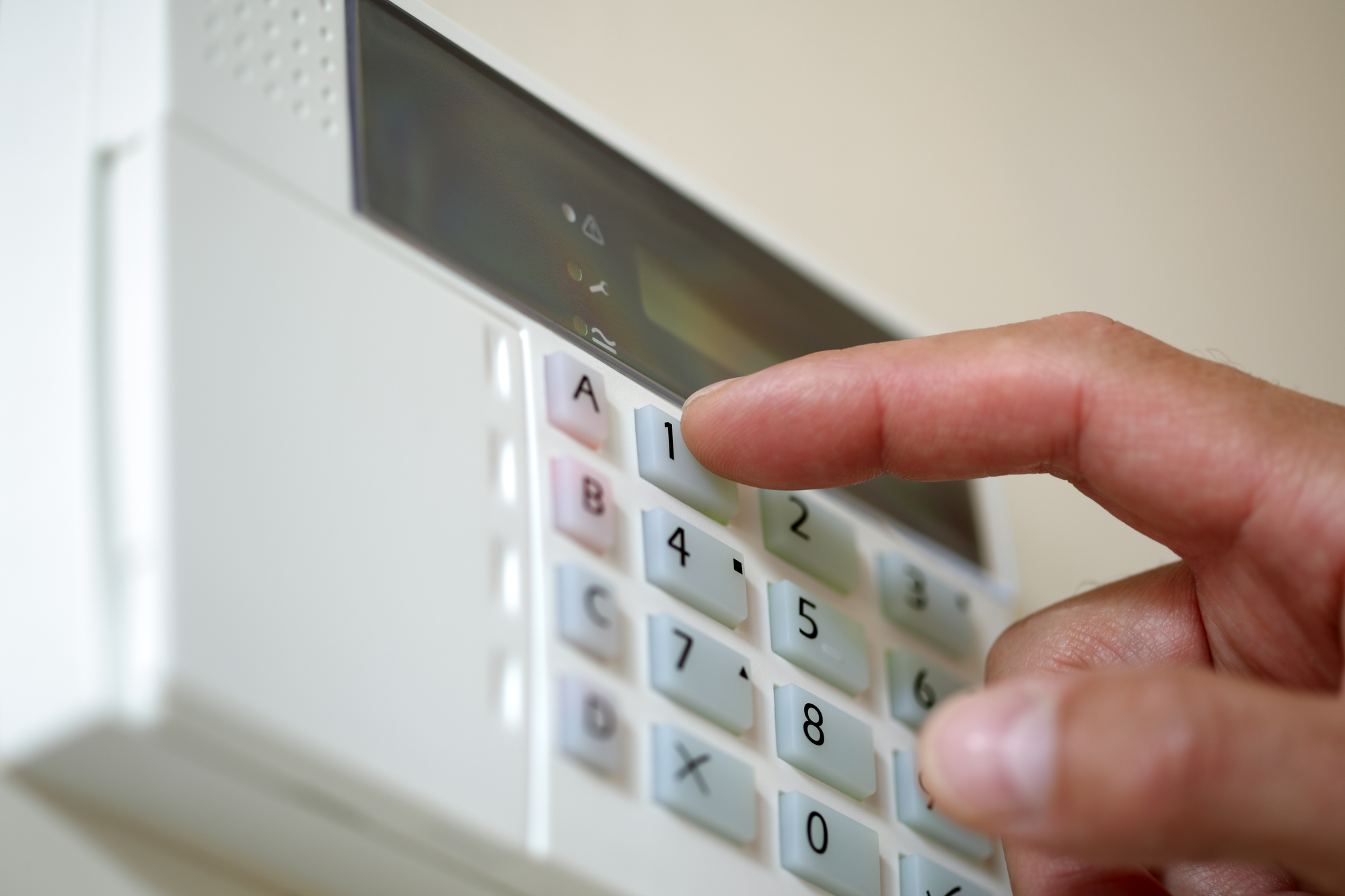 Read more about the article Undgå uanmeldt besøg – overvej et låse- eller alarmsystem